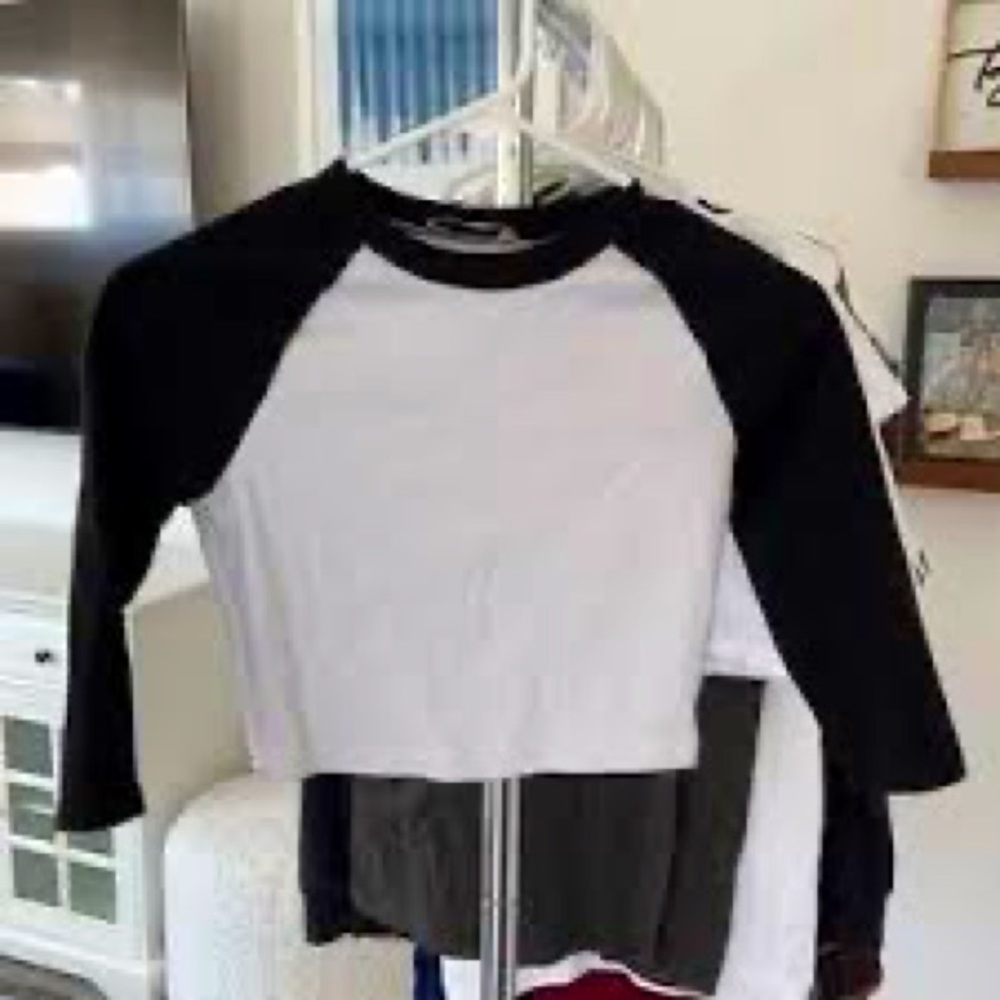 Black & white crop top <3